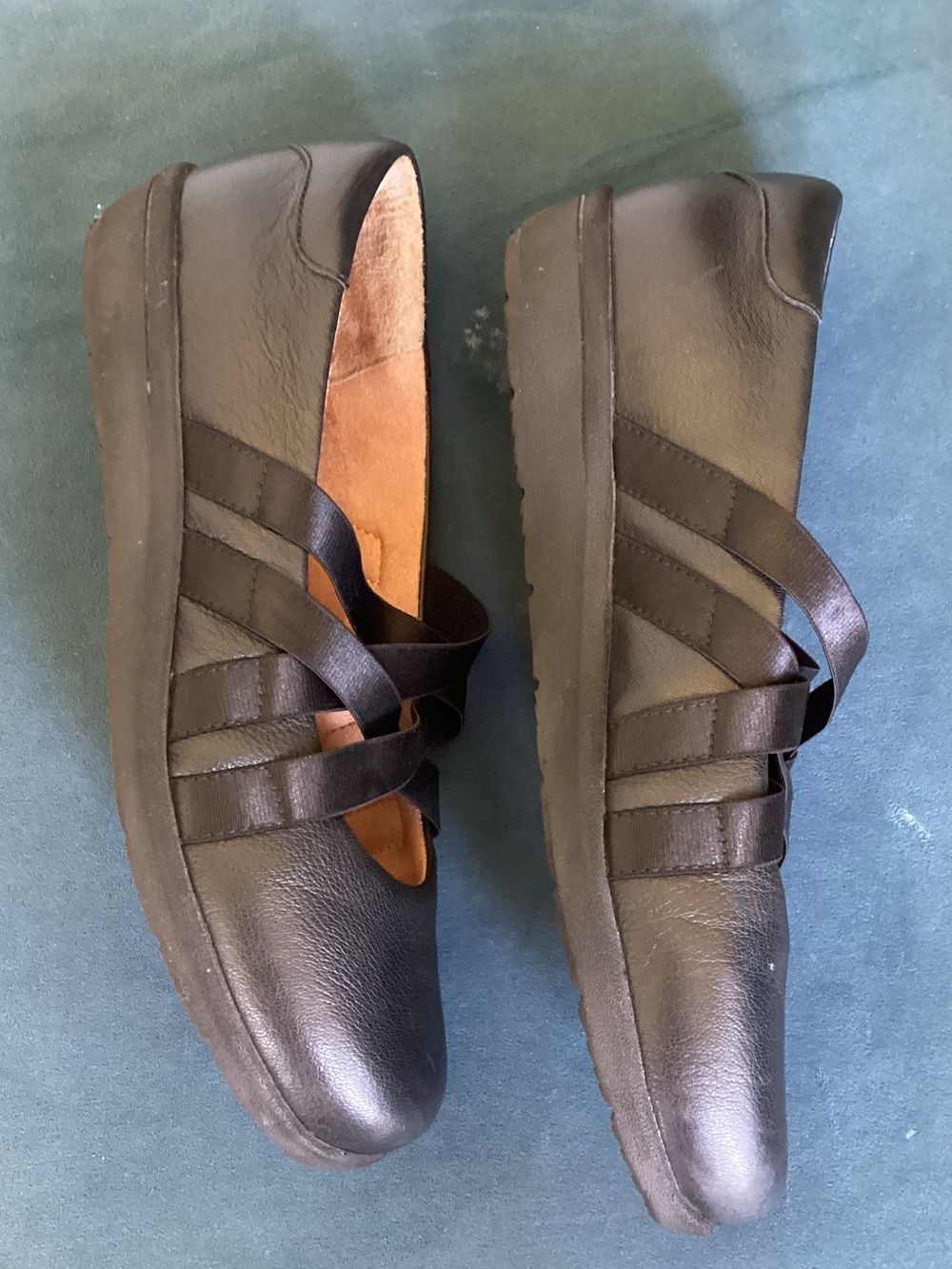 Vionic Black Crisscross Strap Flats 🔲 - Picture 3 of 7